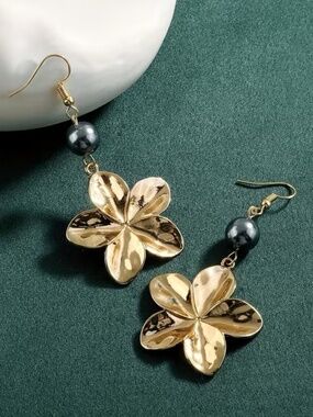 Turtle Leaf Shell Drop Earrings